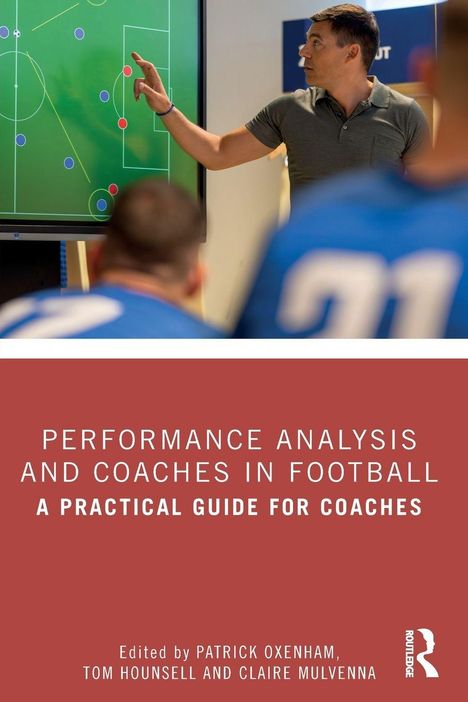 Buchtitel: "Performance Analysis and Coaches in Football". Ein Trainer erklärt eine Fußballtaktik auf einem Bildschirm.