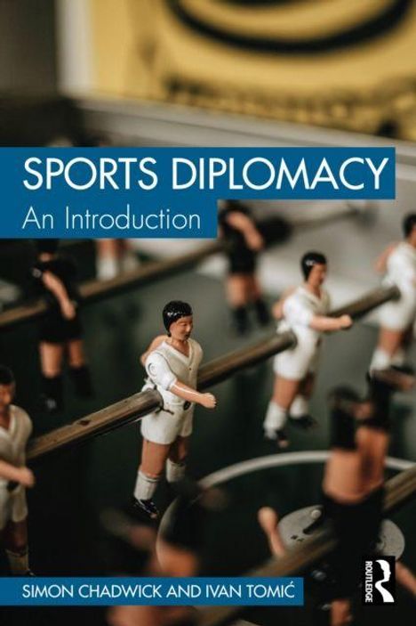 Text: "SPORTS DIPLOMACY An Introduction" von Simon Chadwick und Ivan Tomic. Bild zeigt Fußballkickerfiguren.