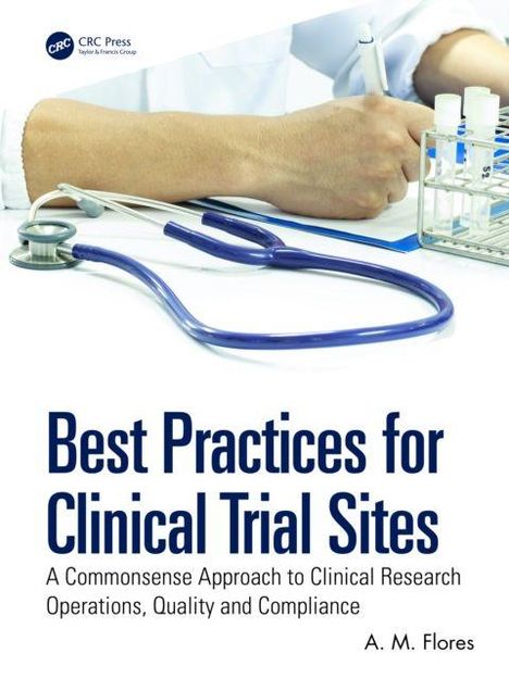 „Best Practices for Clinical Trial Sites“ von A. M. Flores. Arzt schreibt, Stethoskop und Reagenzgläser sichtbar.