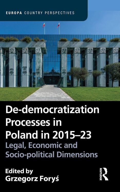 Titel: "De-democratization Processes in Poland in 2015-23". Gebäude mit Säulen und polnischen Flaggen.