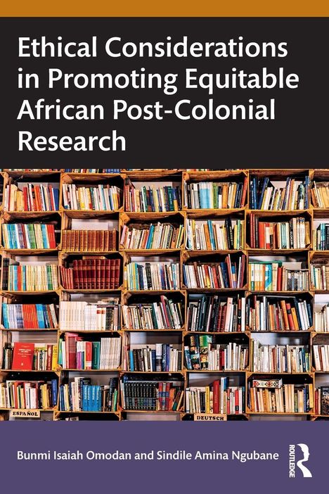 Buchtitel: "Ethical Considerations in Promoting Equitable African Post-Colonial Research". Autoren: Bunmi Omodan, Sindile Ngubane. Regal mit vielen Büchern.
