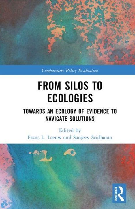 Text: "Comparative Policy Evaluation. FROM SILOS TO ECOLOGIES. TOWARDS AN ECOLOGY OF EVIDENCE TO NAVIGATE SOLUTIONS." Abstrakte Farben im Hintergrund.
