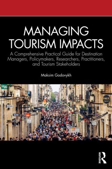 "Managing Tourism Impacts" und weitere Details. Menschenmassen in einer belebten Straße mit vielen Schildern und Geschäften.