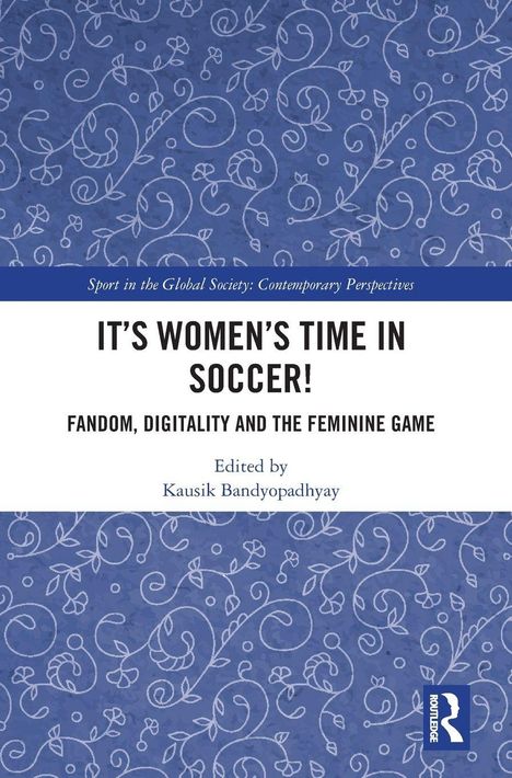 Weiße Schrift auf blauem Hintergrund: "IT'S WOMEN'S TIME IN SOCCER! FANDOM, DIGITALITY AND THE FEMININE GAME". Verziert mit Schnörkeln.