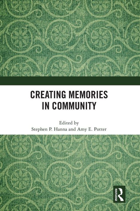 „CREATING MEMORIES IN COMMUNITY“, herausgegeben von Stephen P. Hanna und Amy E. Potter, auf grünem Musterhintergrund.