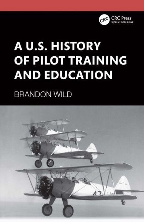 "A U.S. History of Pilot Training and Education" von Brandon Wild. Zwei Doppeldecker-Flugzeuge im Hintergrund.