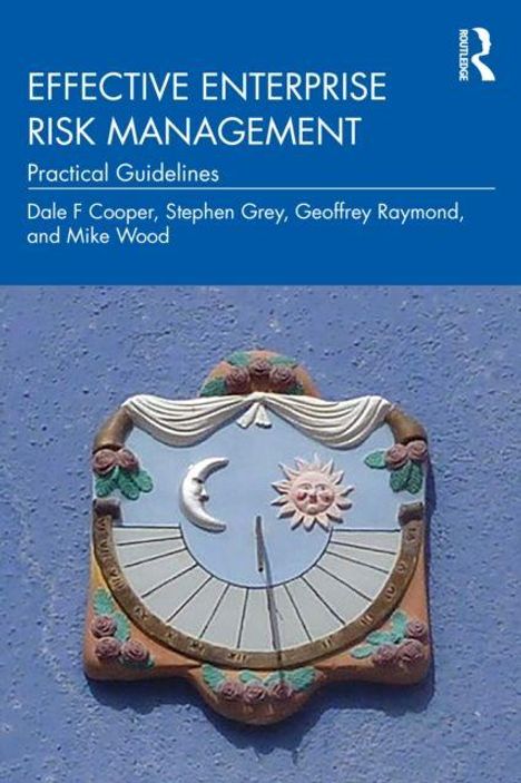 "Effective Enterprise Risk Management" oben, Autoren: Dale F Cooper, Stephen Grey, Geoffrey Raymond, Mike Wood. Ein Wandrelief zeigt Sonne, Mond und Stundenlinien.