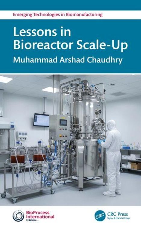 "Lessons in Bioreactor Scale-Up" von Muhammad Arshad Chaudhry. Eine Person in Schutzkleidung neben einem großen Bioreaktor.