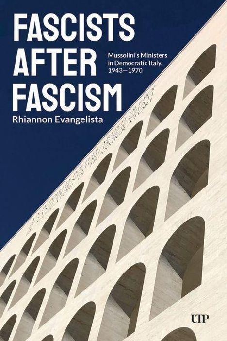 "FASCISTS AFTER FASCISM" und "Mussolini’s Ministers in Democratic Italy, 1943–1970" über einem Gebäude mit vielen Bögen.