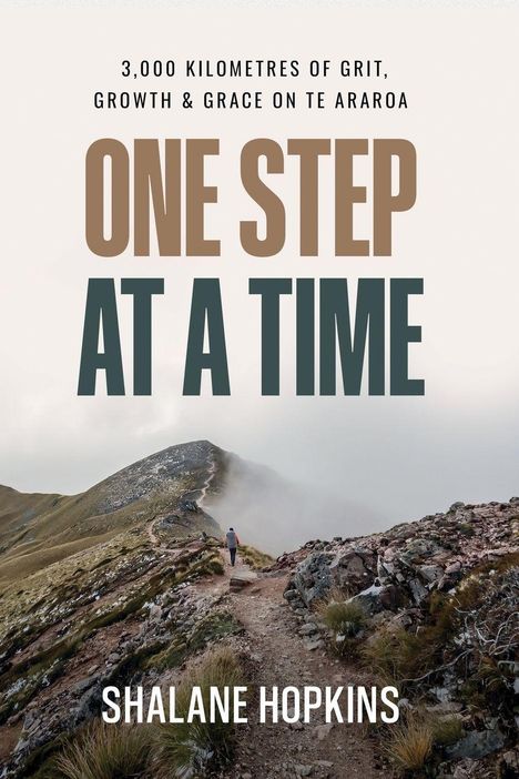 3,000 Kilometres of Grit, Growth & Grace on Te Araroa. One Step at a Time. Shalane Hopkins. Ein Pfad durch bergiges Gelände.
