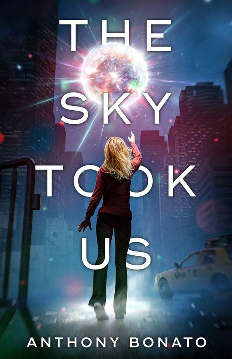 "The Sky Took Us" von Anthony Bonato. Eine Frau steht in einer Stadt und streckt die Hand zu einem leuchtenden Objekt im Himmel.