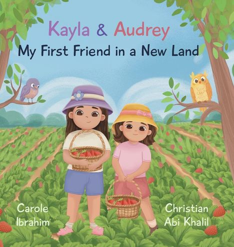 "Kayla & Audrey: My First Friend in a New Land." Zwei Mädchen mit Hüten halten Körbe in einem Erdbeerfeld, Bäume im Hintergrund.