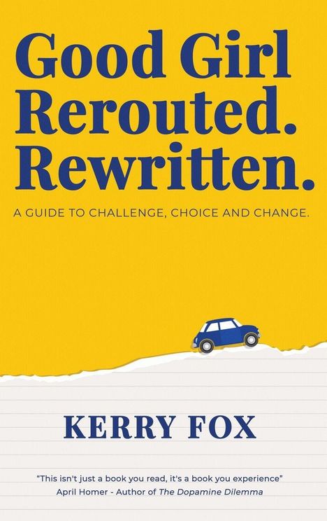 „Good Girl Rerouted. Rewritten.“ Ein kleines blaues Auto, gelber Hintergrund, der Name „Kerry Fox“.