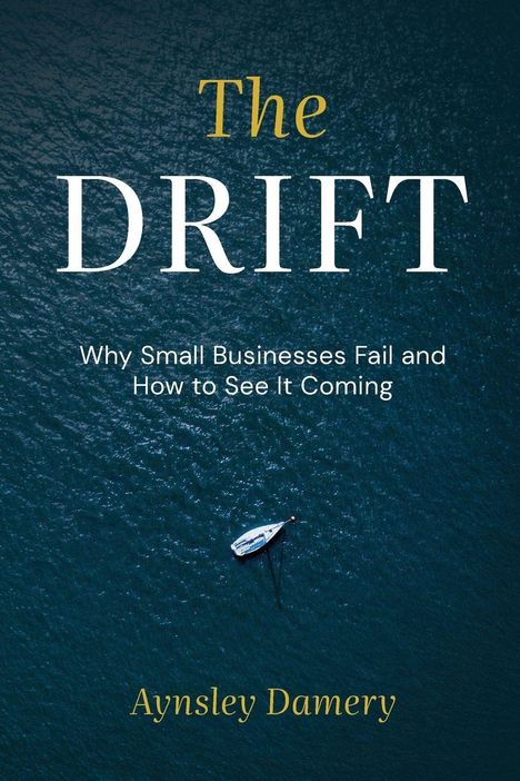 „The Drift: Why Small Businesses Fail and How to See It Coming“. Kleines Segelboot auf dunklem Wasser.