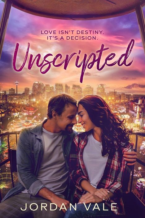 "Love isn’t destiny. It’s a decision. Unscripted." Ein Paar sitzt eng umschlungen in einer romantischen Stadtansicht.