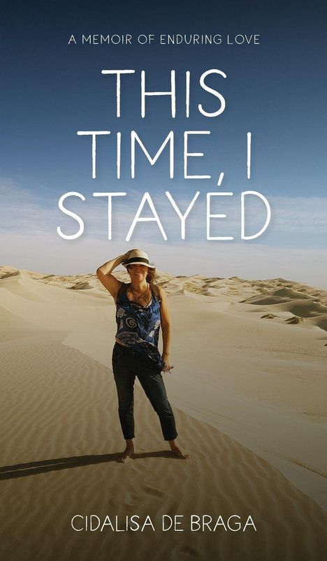 "A memoir of enduring love: This Time, I Stayed" von Cidalisa De Braga. Eine Frau steht lächelnd in einer Wüstenlandschaft.