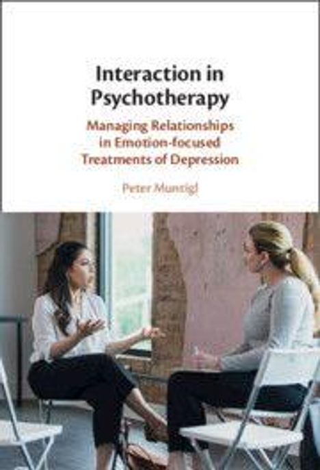 "Interaction in Psychotherapy: Managing Relationships in Emotion-focused Treatments of Depression" von Peter Muntigl. Zwei Frauen unterhalten sich in einem Raum.