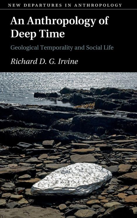 "An Anthropology of Deep Time" von Richard D. G. Irvine. Küstenlandschaft mit Felsen im Vordergrund und Meer im Hintergrund.