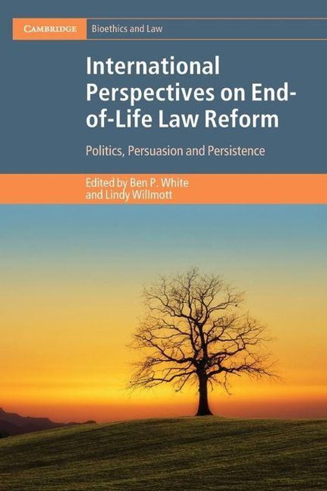 International Perspectives on End-of-Life Law Reform. Ein Baum steht allein auf einer leicht hügeligen Landschaft bei Sonnenuntergang.