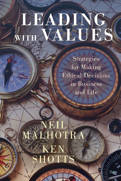 „Leading with Values: Strategies for Making Ethical Decisions in Business and Life.“ Kompasse auf einer alten Karte.