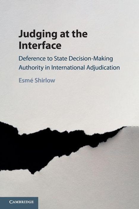 "Judging at the Interface: Deference to State Decision-Making Authority in International Adjudication" von Esmé Shirlow. Unten links ist ein Cambridge-Logo, und die Farben sind minimalistisch in Schwarz und Grau gehalten.