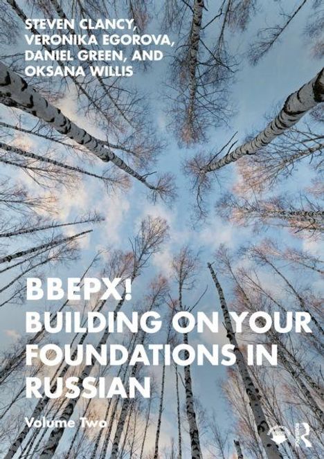 BBEPX! BUILDING ON YOUR FOUNDATIONS IN RUSSIAN. Oben Bäume von unten betrachtet, die sich in den Himmel erstrecken.
