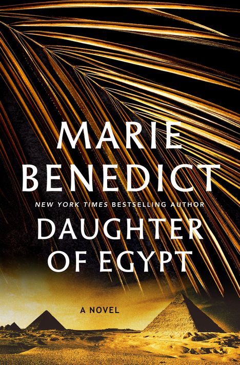 „Marie Benedict, Daughter of Egypt, A Novel“. Palmenblätter und Pyramiden in der Wüste als Hintergrund.