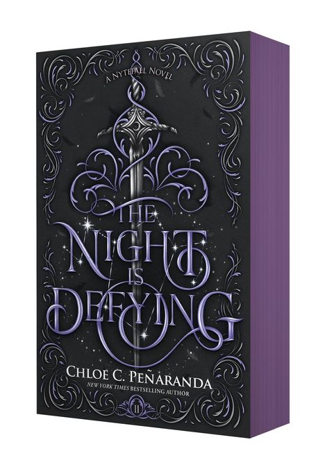 A Nytfall Novel. The Night is Defying. Chloe C. Peñaranda. Purpurnes Buch mit dekorativen Mustern.