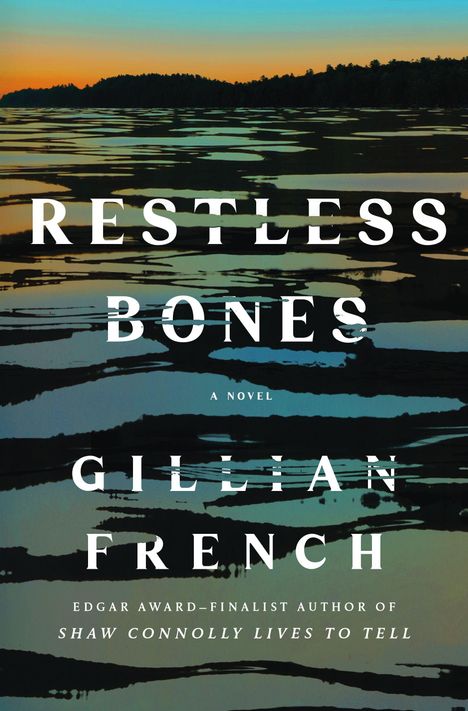 „RESTLESS BONES“, ein Roman von Gillian French. Landschaft bei Sonnenuntergang, Wasser mit Spiegelungen.