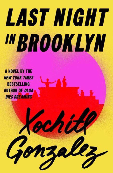 Text: "LAST NIGHT IN BROOKLYN", "A NOVEL BY THE NEW YORK TIMES BESTSELLING AUTHOR OF OLGA DIES DREAMING", "Xochitl Gonzalez". Gelber Hintergrund, rotes Gebäude.