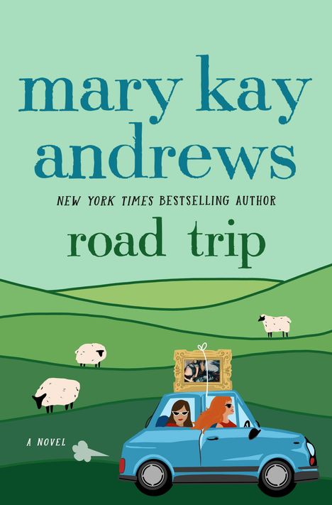 "mary kay andrews road trip" in großen Buchstaben; zwei Frauen in einem blauen Auto auf grüner Wiese, Schafe, Gemälde auf dem Dach.