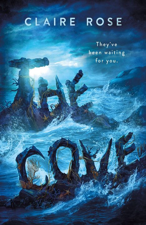 Text: "CLAIRE ROSE" und "They've been waiting for you." Illustration: Steinskulpturen formen das Wort "THE COVE" im stürmischen Meer.