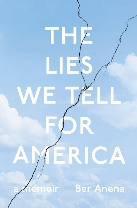 „THE LIES WE TELL FOR AMERICA“, "a memoir" und "Ber Anena". Ein Riss durchzieht einen blauen Himmel mit Wolken.