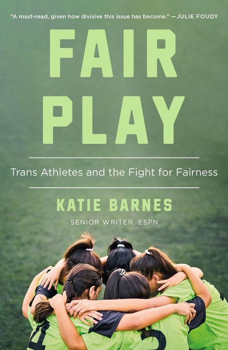 „FAIR PLAY: Trans Athletes and the Fight for Fairness“ von Katie Barnes. Eine Gruppe von Spielerinnen umarmt sich auf einem Spielfeld.