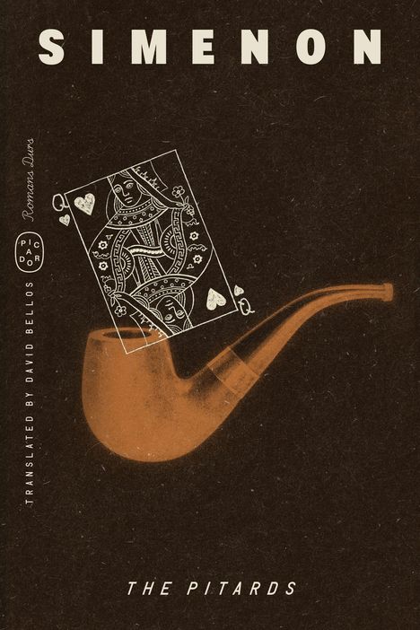 "SIMENON, THE PITARDS." Eine Spielkarte mit einer Dame ragt aus einer Pfeife heraus. Vintage-Design mit braunen Tönen.