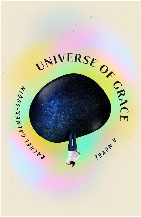 „UNIVERSE OF GRACE“, „RACHEL CALNEK-SUGIN“. Eine Person steht kopfüber gegen ein großes, dunkles, ovales Objekt.