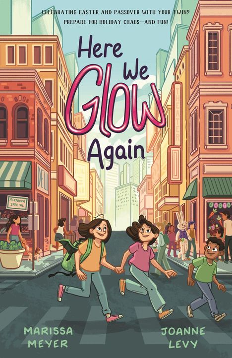 "Here We Glow Again" in großen Buchstaben. Bunte Straßenszene mit fröhlichen Kindern, städtische Umgebung, Läden.