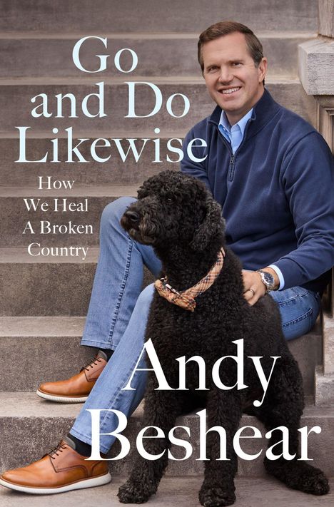 Text: "Go and Do Likewise: How We Heal a Broken Country, Andy Beshear." Ein Mann sitzt auf einer Treppe mit einem schwarzen Hund.