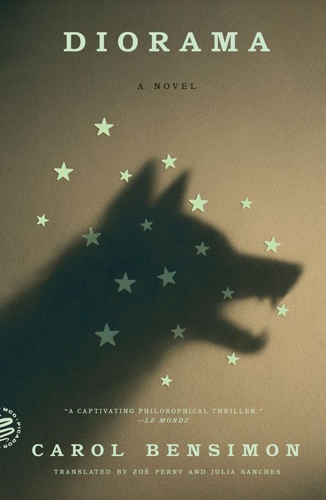 Text: "DIORAMA", "A NOVEL", "CAROL BENSIMON". Schatten eines Wolfkopfs, umgeben von Sternen.