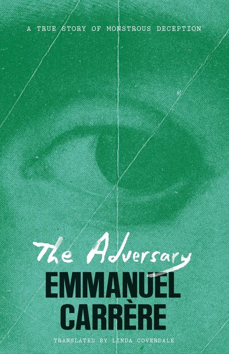 Text: "A True Story of Monstrous Deception", "The Adversary", "Emmanuel Carrère". Hintergrund: Grünton mit einem stilisierten Auge.