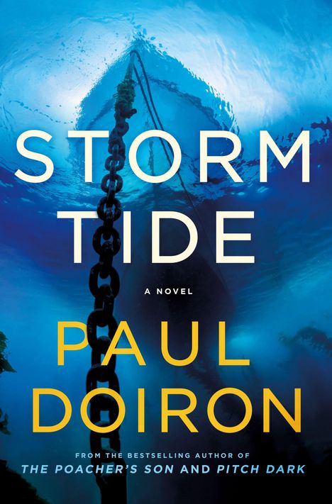"STORM TIDE" oben, "PAUL DOIRON" unten. Eine schwere Kette führt ins Wasser, von unten nach oben in einer blauen Umgebung.