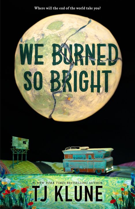 "We burned so bright. Where will the end of the world take you? TJ Klune. Gezeigt wird ein Wohnmobil vor einem großen Mond."