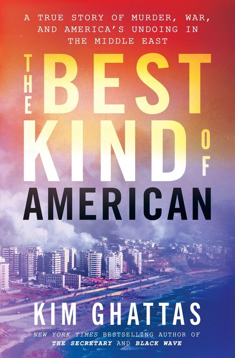 Text: "THE BEST KIND OF AMERICAN". Autor: Kim Ghattas. Hintergrund zeigt eine Stadt mit Rauch und Gebäuden am Meer.
