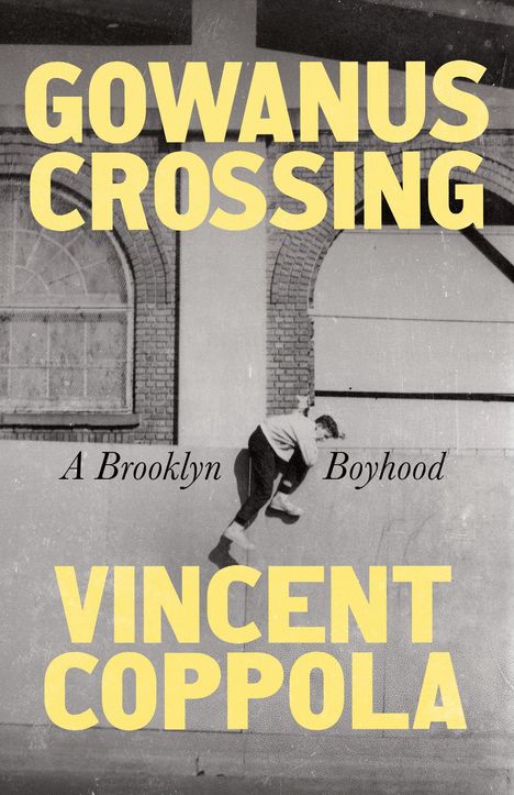 Oben: "GOWANUS CROSSING". Mitte: "A Brooklyn Boyhood". Unten: "VINCENT COPPOLA". Schwarz-Weiß-Foto eines Jungen, der springt.