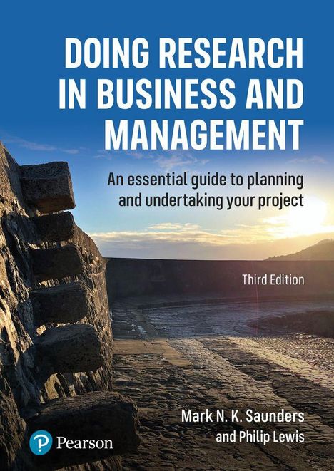 „DOING RESEARCH IN BUSINESS AND MANAGEMENT“: Ein Sonnenuntergang über einer Steinmauer mit gepflastertem Weg. Pearson-Logo.
