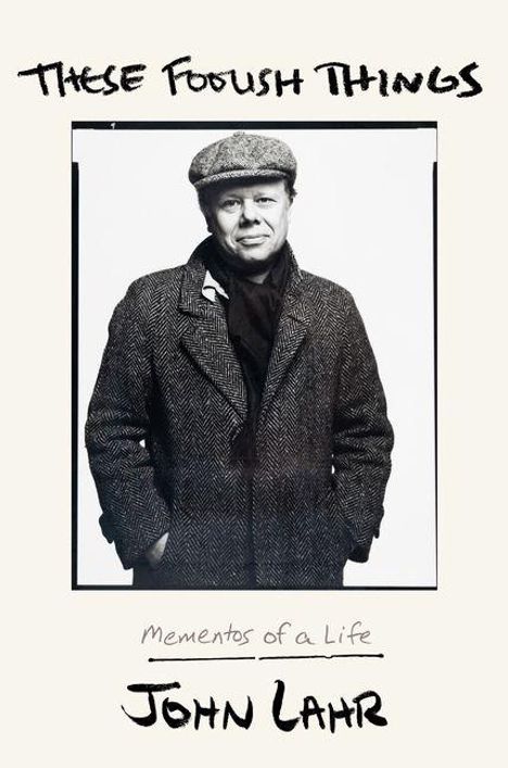 Text: "These Foolish Things, Mementos of a Life, John Lahr". Ein Mann in Mantel und Mütze blickt lächelnd nach vorne.