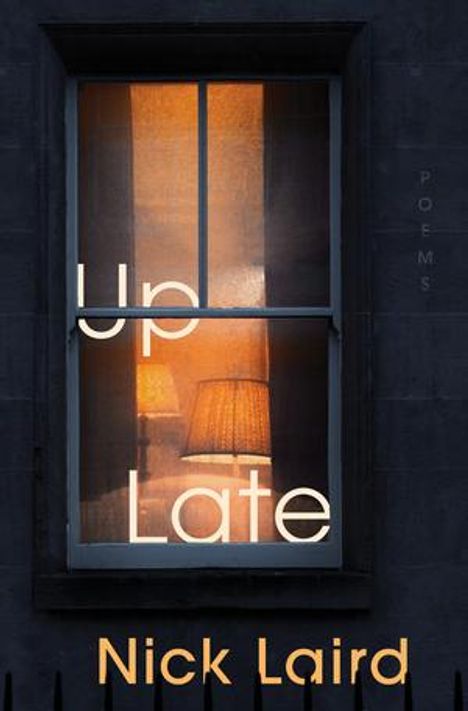 Text: "Up Late" und "Nick Laird". Ein erleuchtetes Fenster mit einer Lampe im Inneren. Schriftzug "POEMS" vertikal.