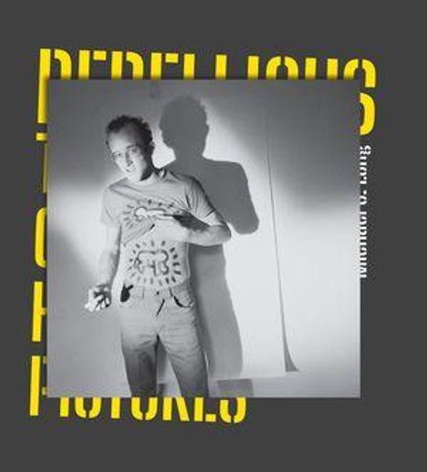 Text: "REBELLIOUS" und "HISTORIES" in Gelb. Schwarz-Weiß-Foto eines Mannes mit einer Zigarette und Schatten an der Wand.