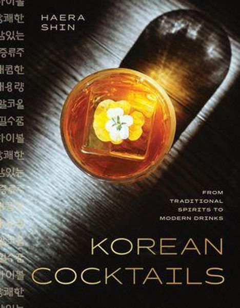 Text: Korean Cocktails. Oben ein Getränk in einem Glas mit Blumen und Früchten. Links und rechts weitere englische und koreanische Texte.