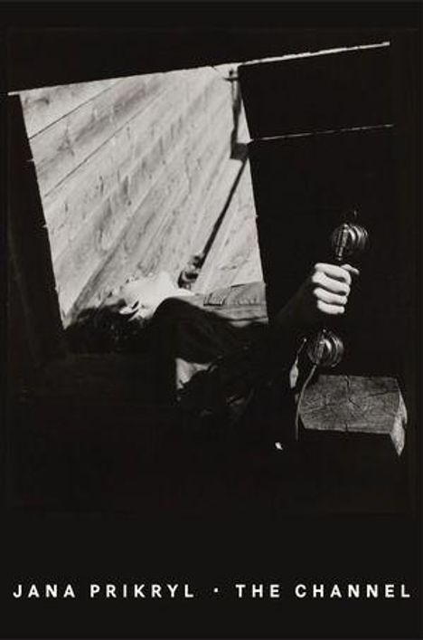 "JANA PRIKRYL - THE CHANNEL" steht unten. Schwarz-weiß-Fotografie einer Person, die eine Türöffnung passiert.
